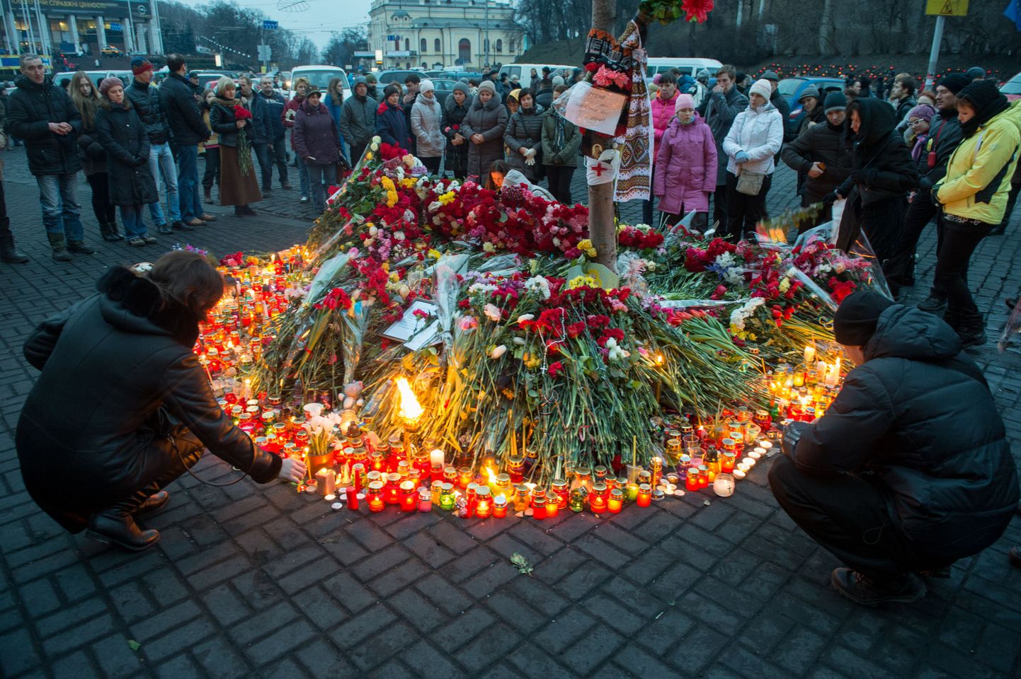 Pühapäeva õhtul kogunesid inimesed Kiievis kokkupõrgetes surma saanud protestijaid mälestama.