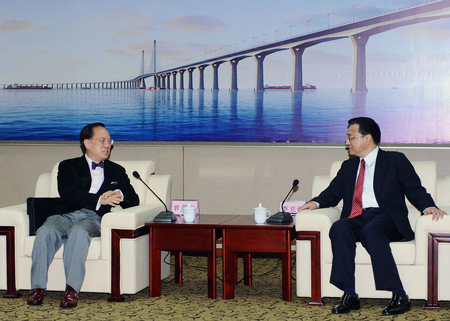 Hong Kongi informatsioonibüroo juht Donald Tsang (vasakul) ja Hiina Rahvavabariigi riiginõukogu aseesimees Li Keqiang (paremal) enne Hong Kong-Zhuhai-Macao silla ehitustööde algust Macaus.