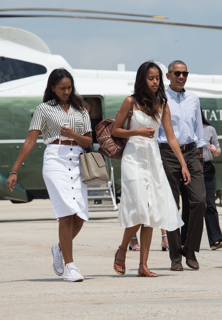 Barack Obama ning ta tütred Sasha (vasakul) ja Malia / AFP PHOTO / NICHOLAS KAMM