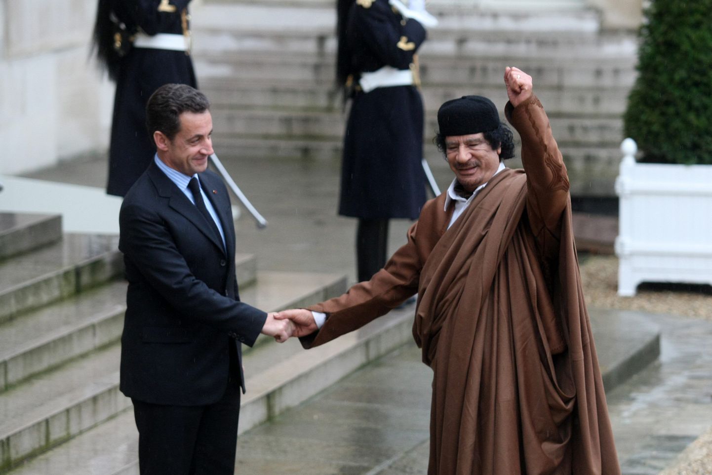 Liibüa juht Muammar Gaddafi (paremal) 2007. aastal Pariisis kohtumas Prantsuse presidendi Nicolas Sarkozyga.