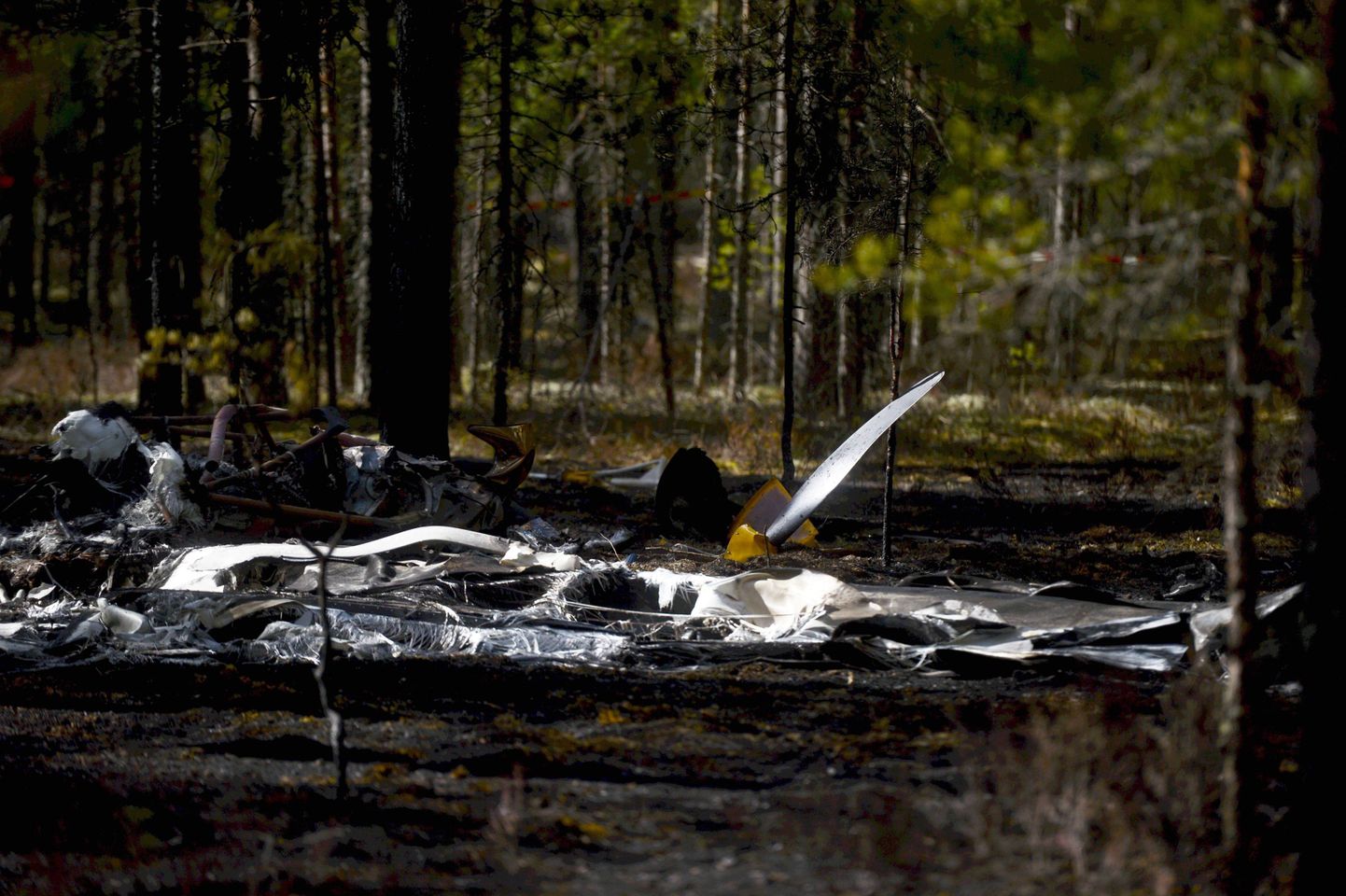 Omavalmistatud lennuki Comp Air 8 rusud Jämijärvi lennuvälja lähistel metsas.