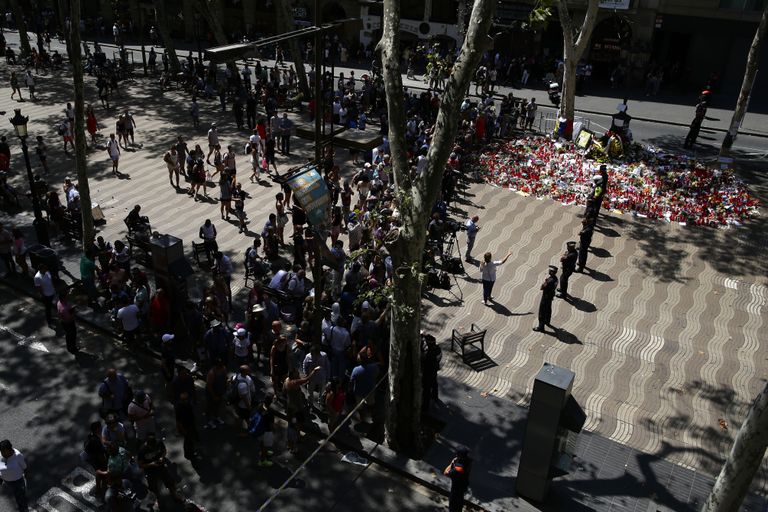 Rünnakus hukkunute mälestamine Barcelonas La Ramblal