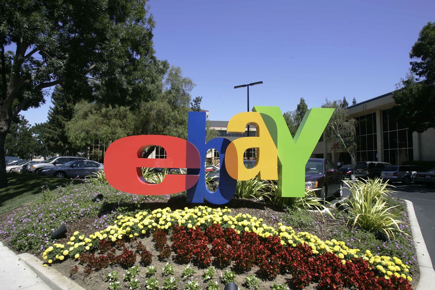 Netioksjonifirma eBay logo Californias  San Joses asuva peakorteri juures.