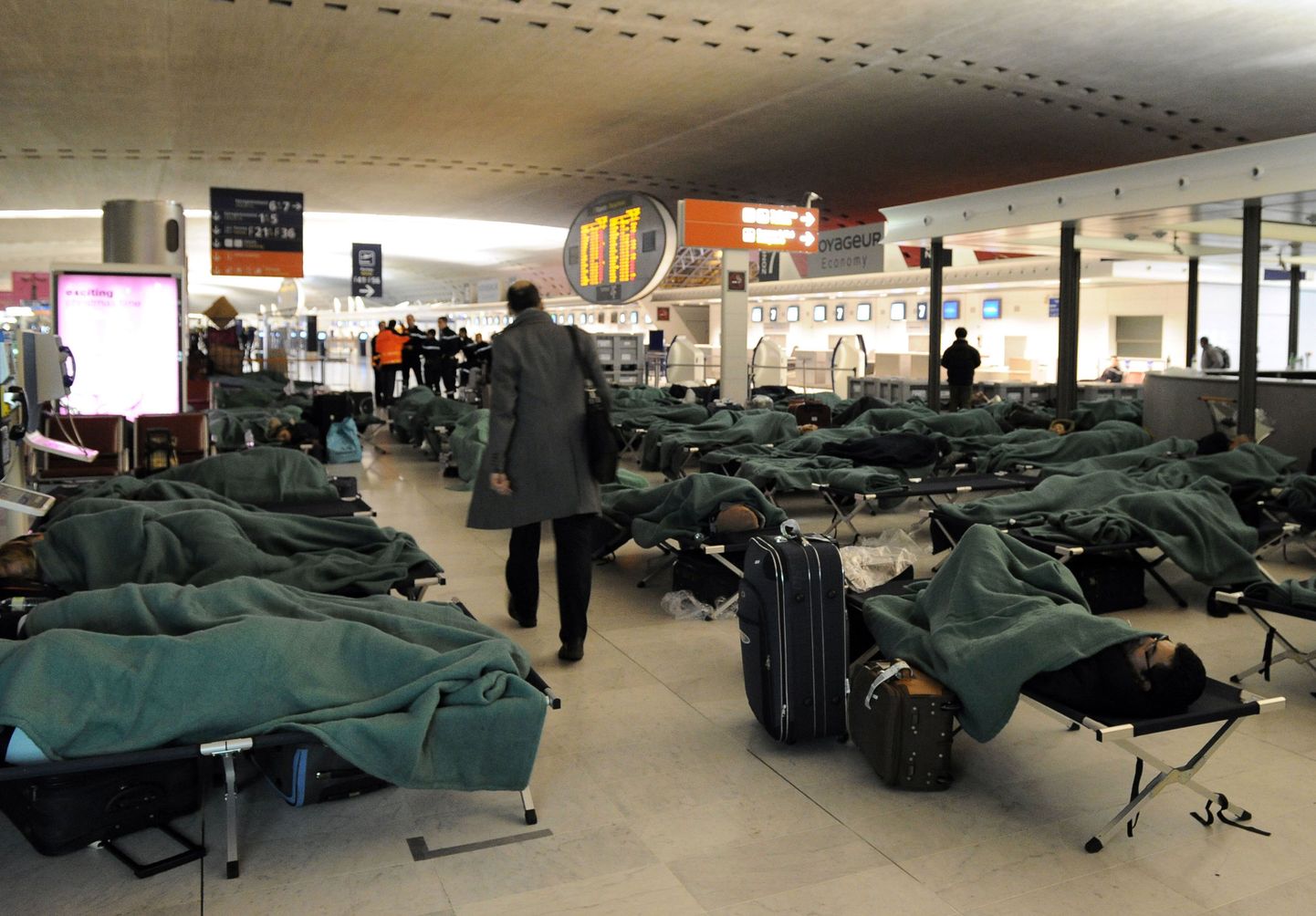 Erinevates lennujaamades üle Euroopa ootasid inimesed jõuluajal päevi, et koju pääseda.