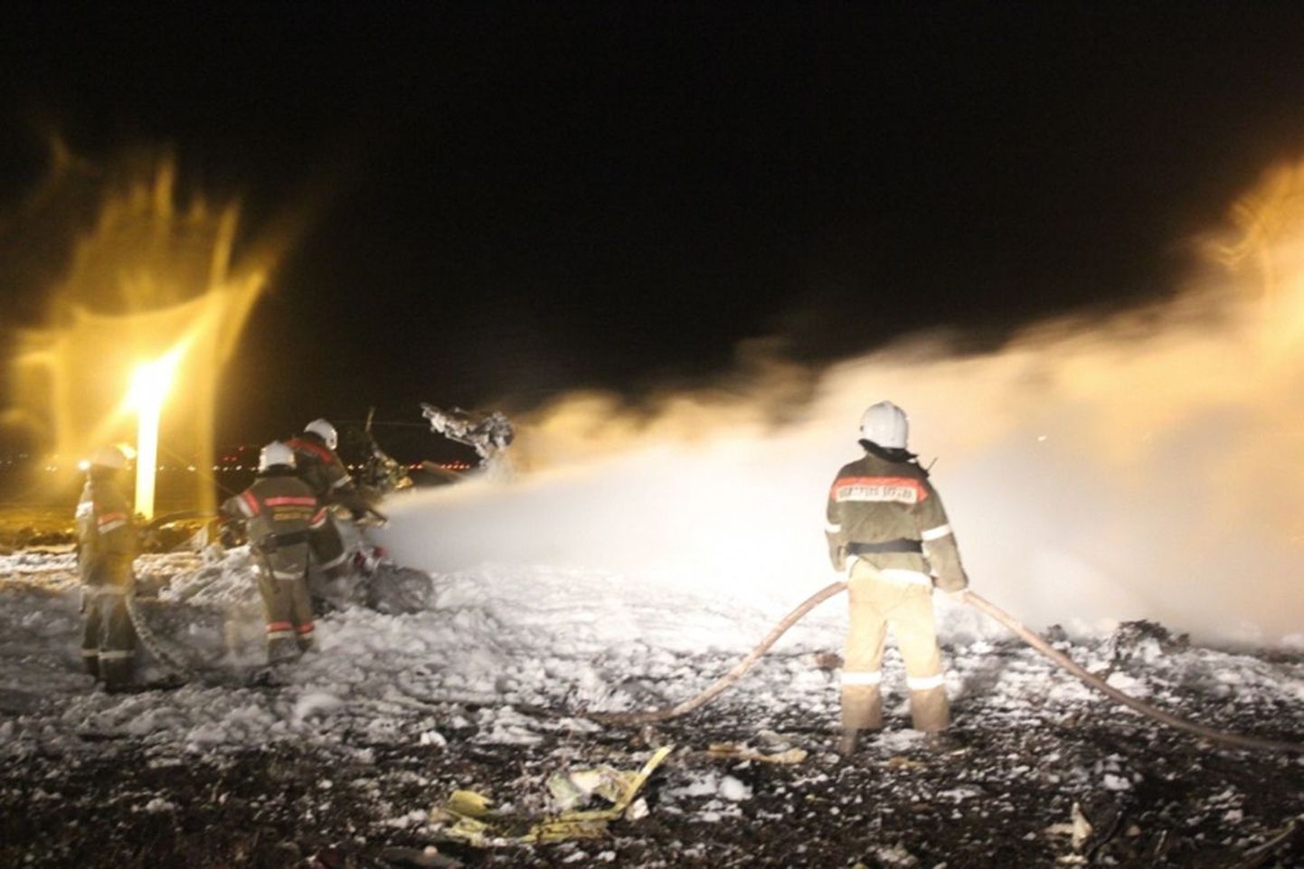 Tuletõrjujad kustutavad põlevat lennukivrakki Kaasanis.