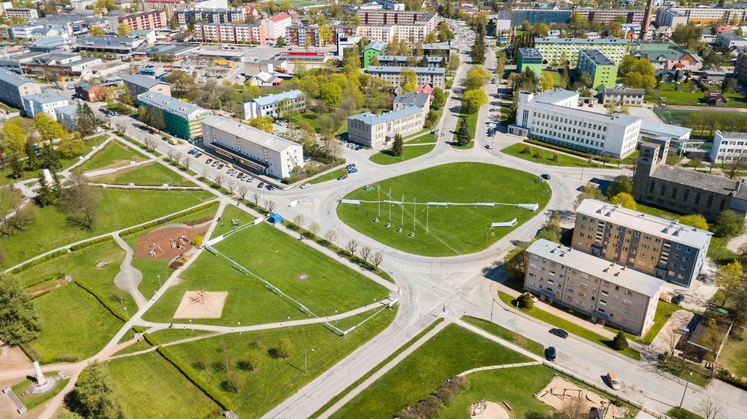 Riigigümnaasium kerkib Rakveres ajaloolise gümnaasiumihoone vahetusse lähedusse Koidula 11b kinnistule.