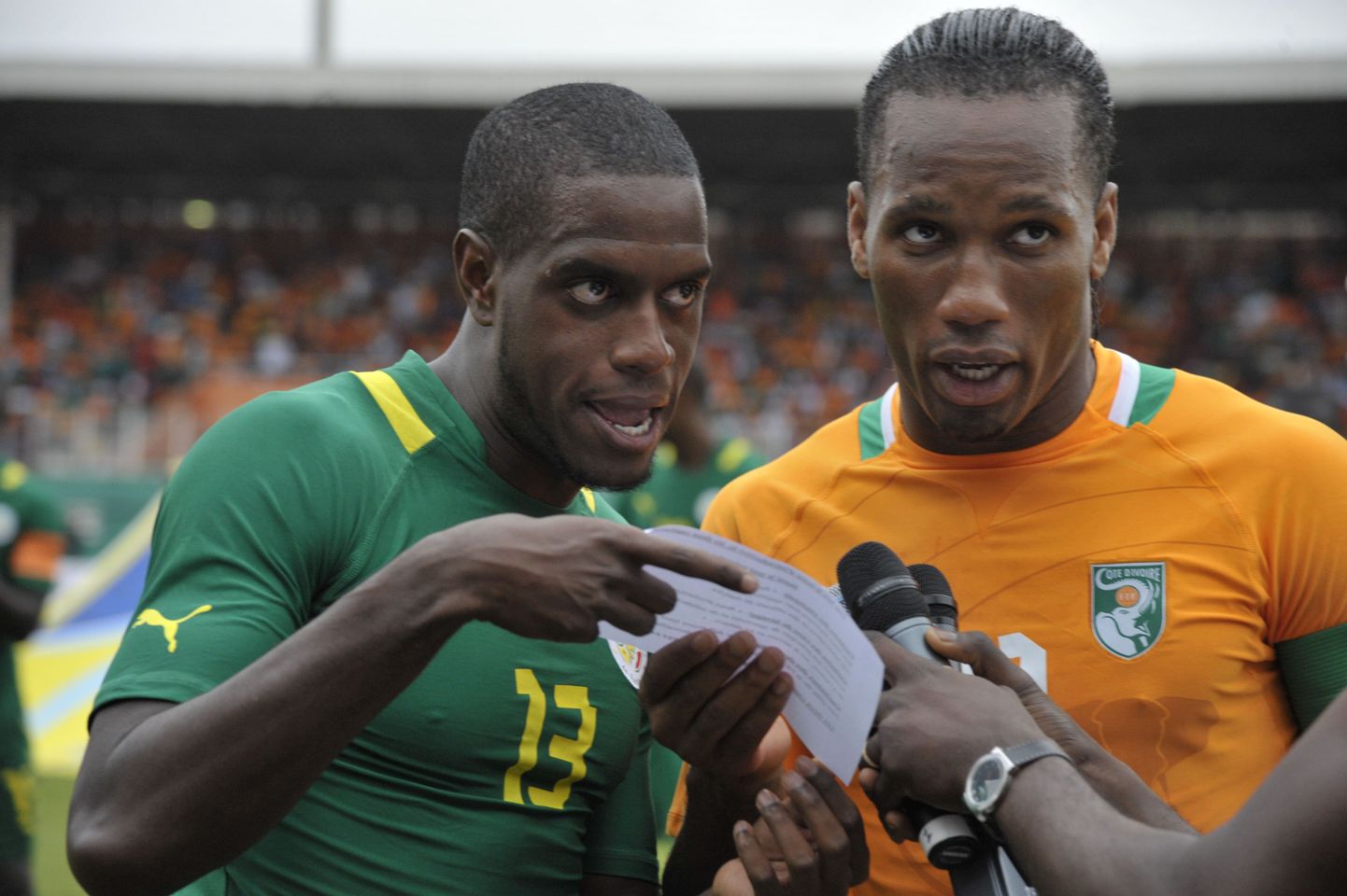 Elevandiluuranniku ründaja Didier Drogba (paremal) ja Senegali kaitsja Jacques Doudou Faty.