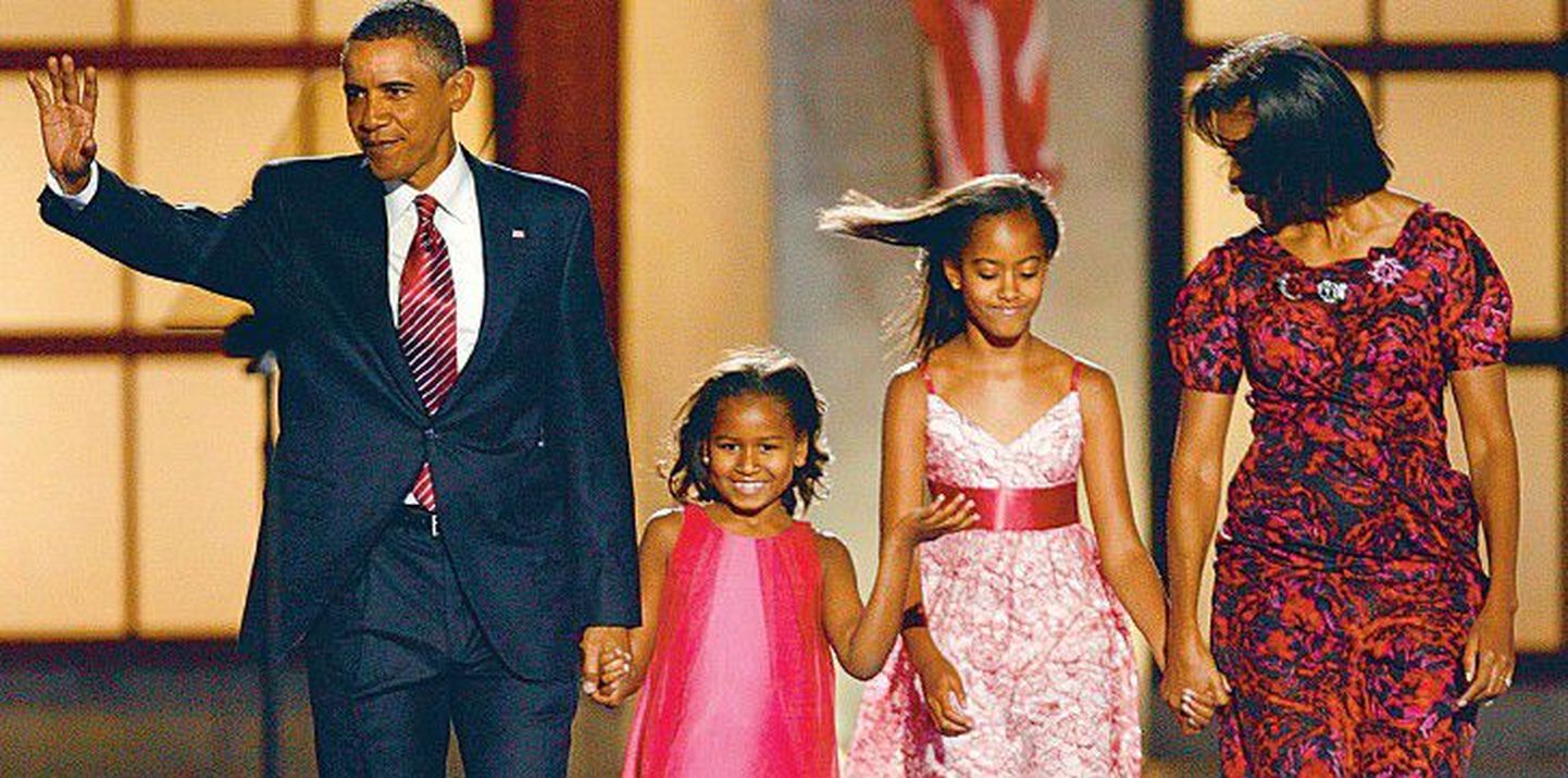 Barack Obama tütarde Natasha (vasakul) ja Malia ning abikaasa Michelle’iga.
