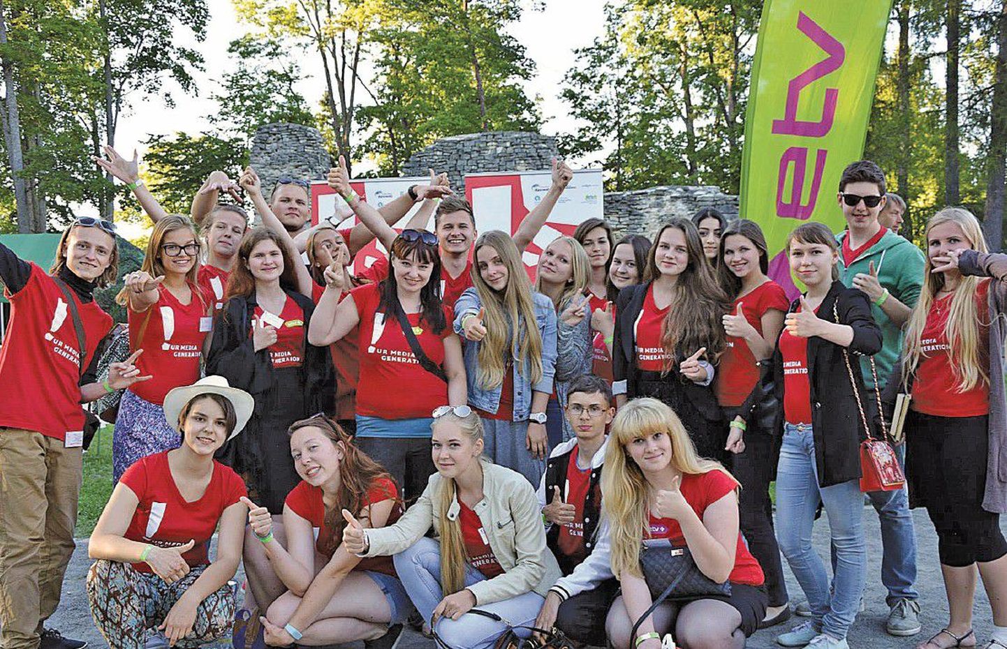 Выпускники OMG пробуют свои силы на Фестивале мнений в Пайде.