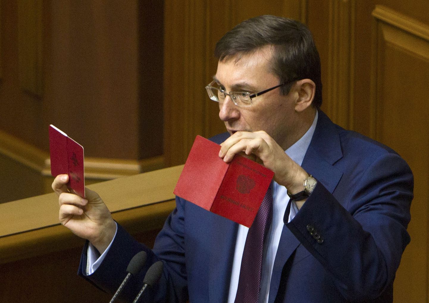 Ülemraada liige Juri Lutsenko näitas rahvasaadikutele Vene sõjaväelaste dokumente.