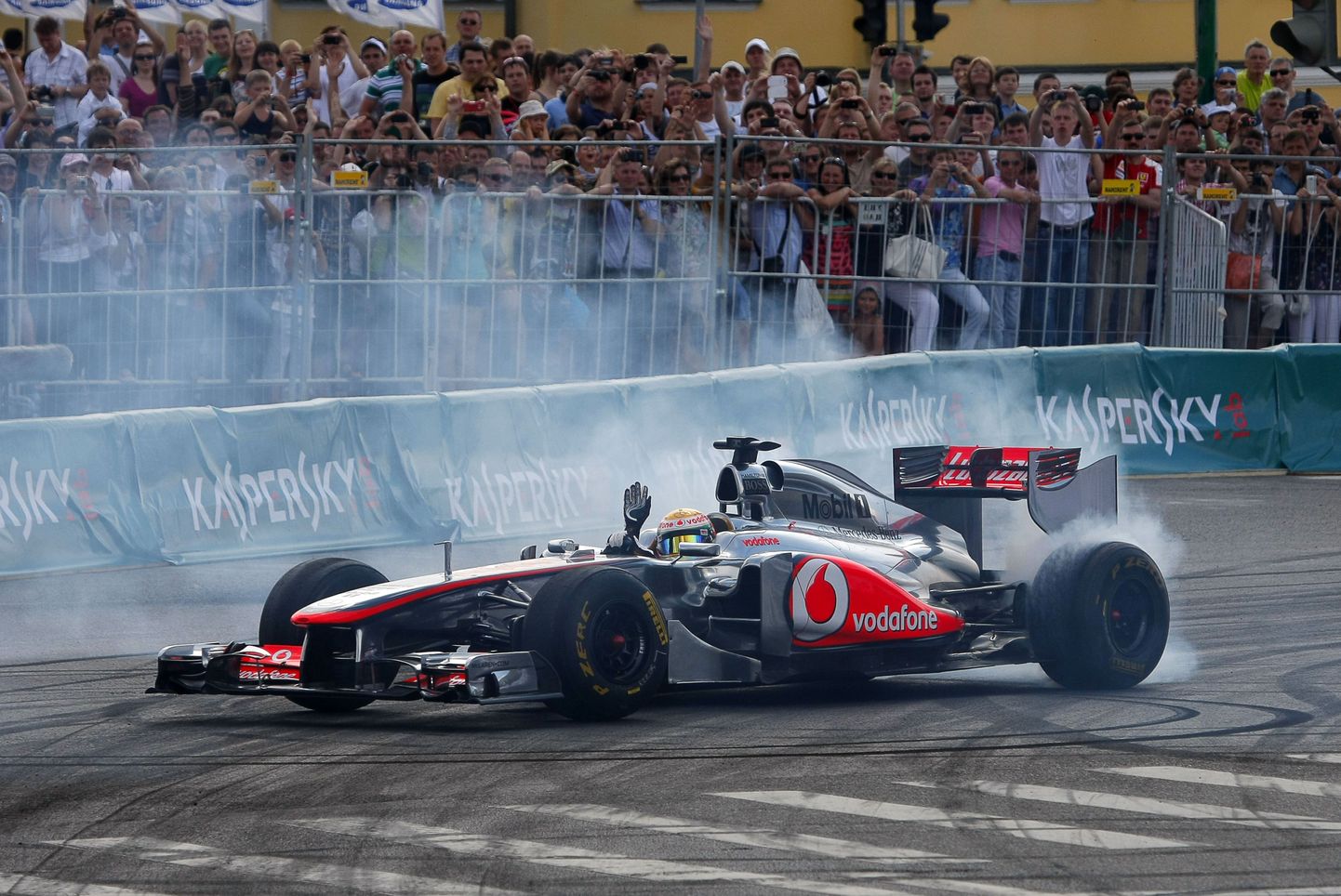 Lewis Hamilton tegemas Moskvas pealtvaatajatele showd