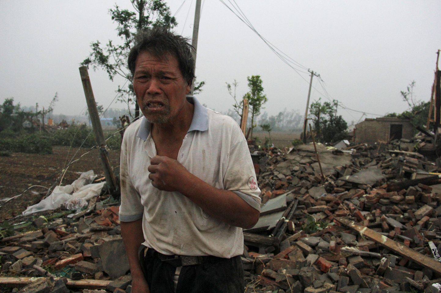 Mees seismas oma tornaado poolt rüüstatud maja varemete kõrval Jangsu provintsis, Yanchengis.