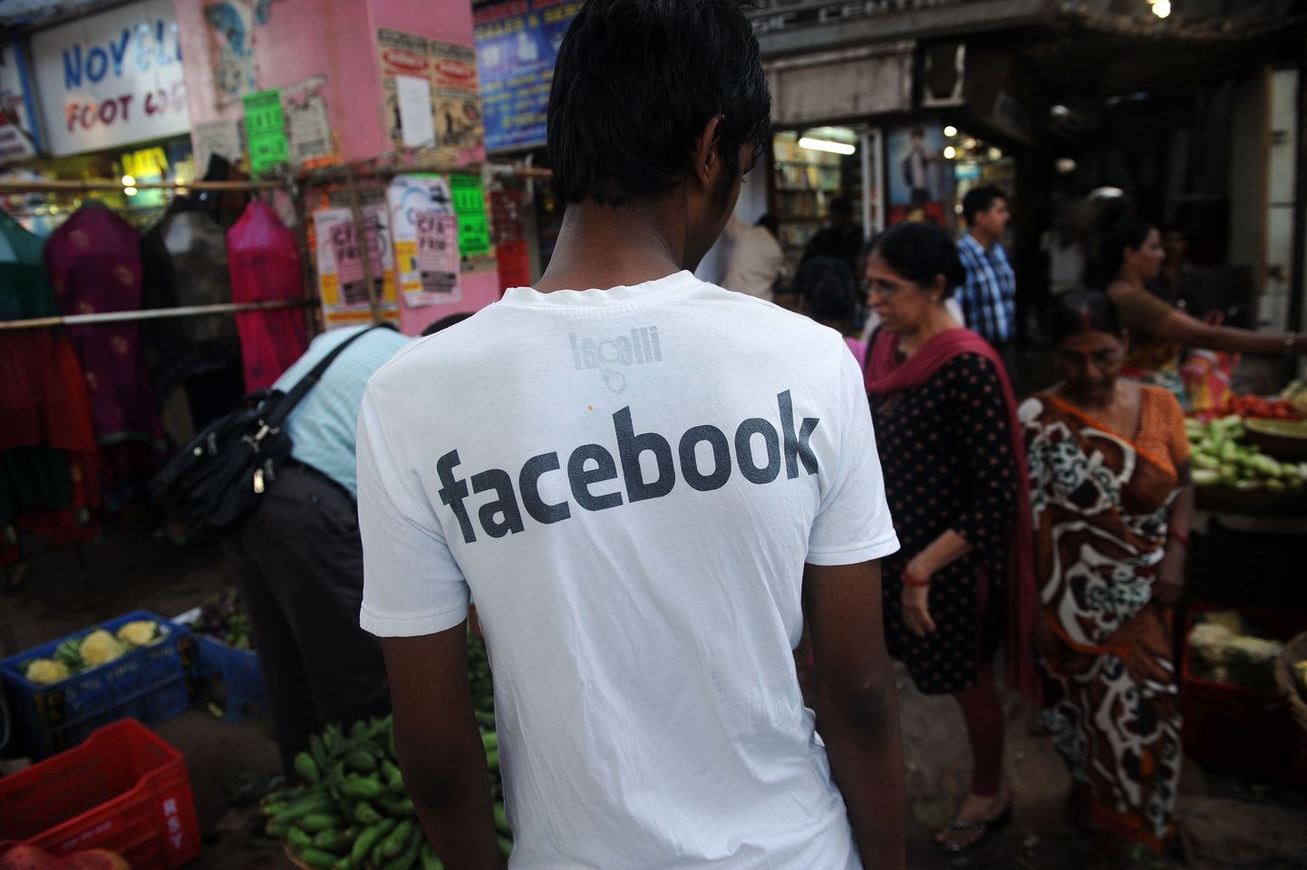 India poiss kandmas Facebooki logoga särki Mumbai juurviljaturul.