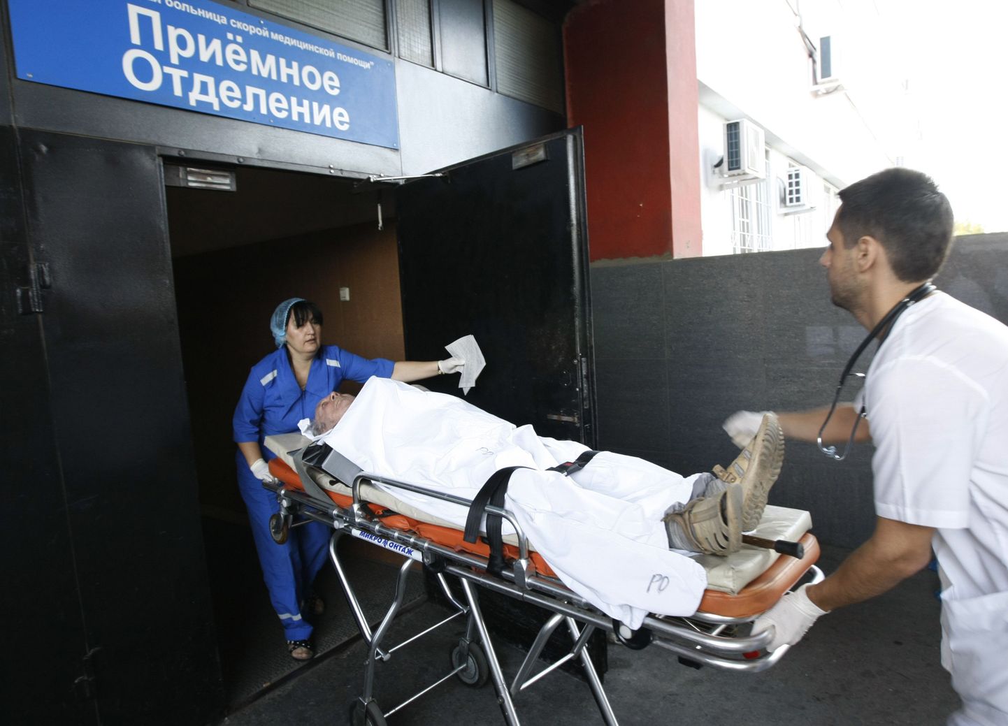 Kanderaamil patsient siseneb Rostovi haiglasse.