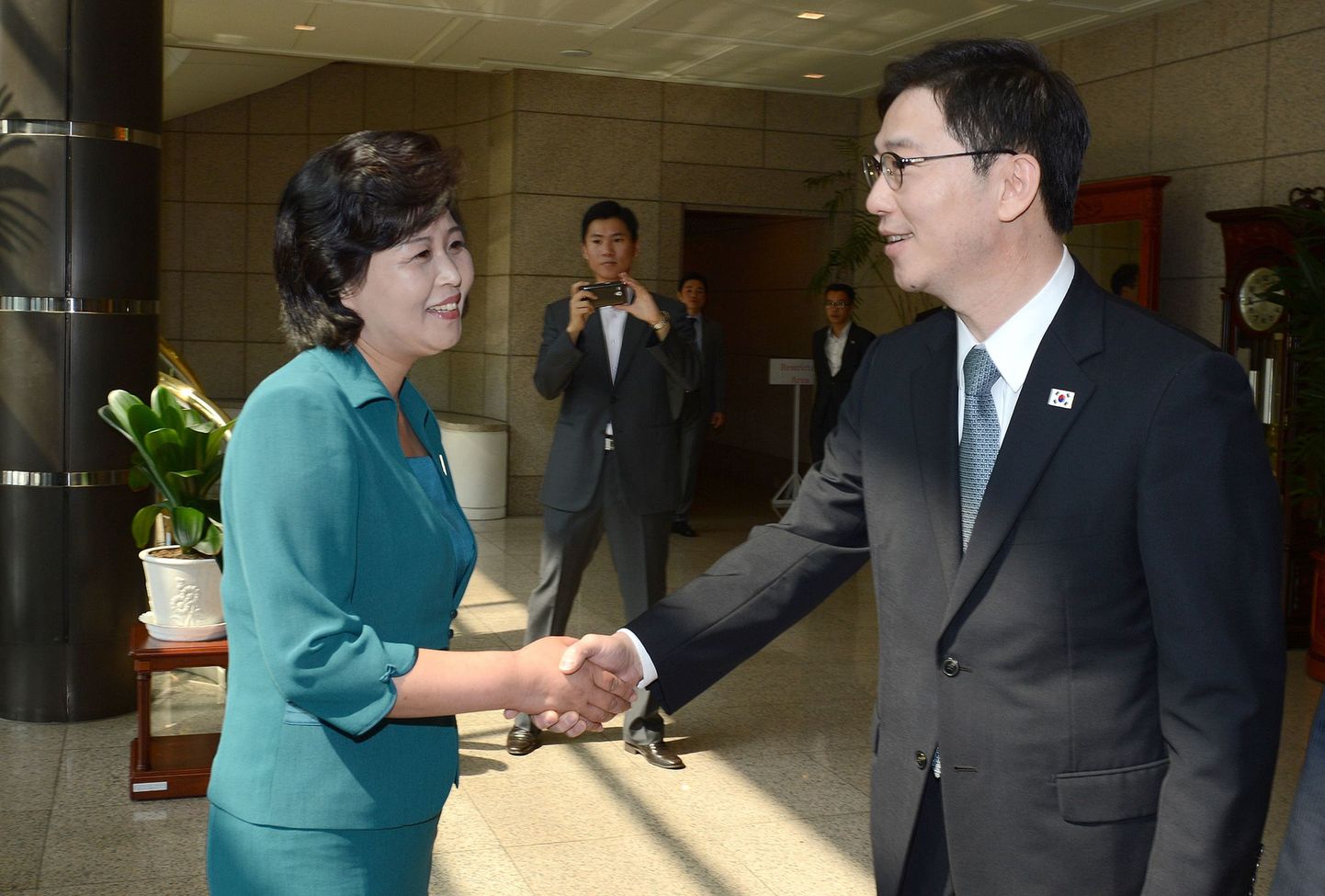 Lõuna-Korea delegatsiooni juht Chun Hae-sung (paremal) tervitab Panmunjom küla rahumajas oma Põhja-Korea kolleegi Kim Song-hyed.