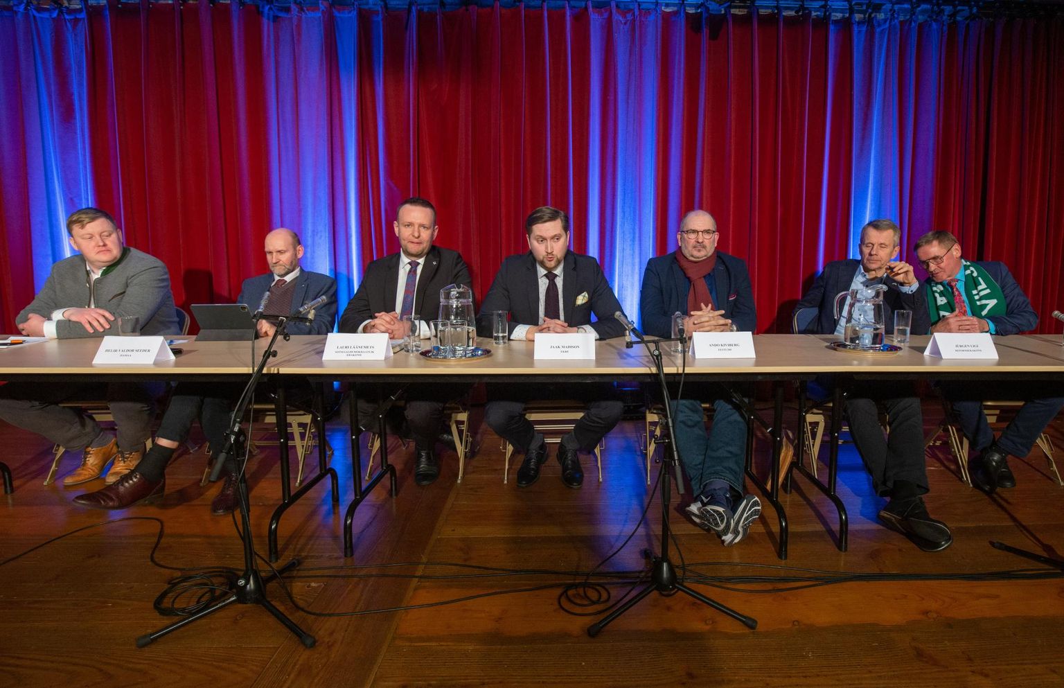 Riigikogu valimistel on Viljandi- ja Järvamaa ringkonnas täisnimekirja välja pannud seitse erakonda. Nende nimekirjade esinumbrid kogunesid teisipäeva õhtul Viljandi pärimusmuusika aita ning veetsid kaks tundi vaieldes, üksteisega mitte nõustudes ning oma seisukohti tutvustades.
