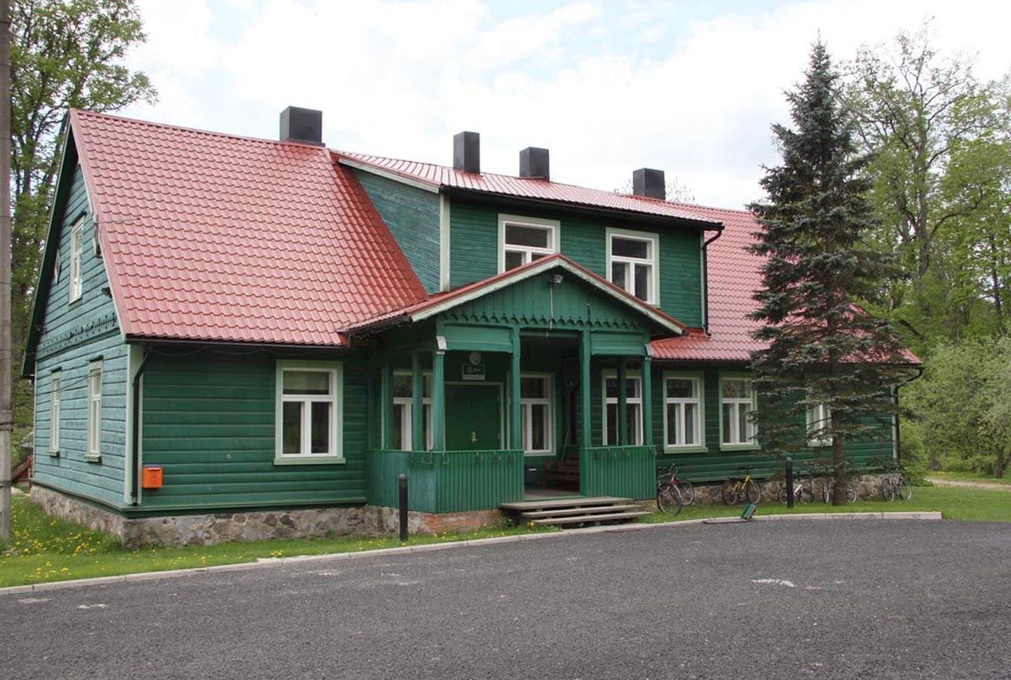 Laiksaare metskonna maja ehitati 1910. aastal, selles asub RMK Pärnumaa metskonna kontor.