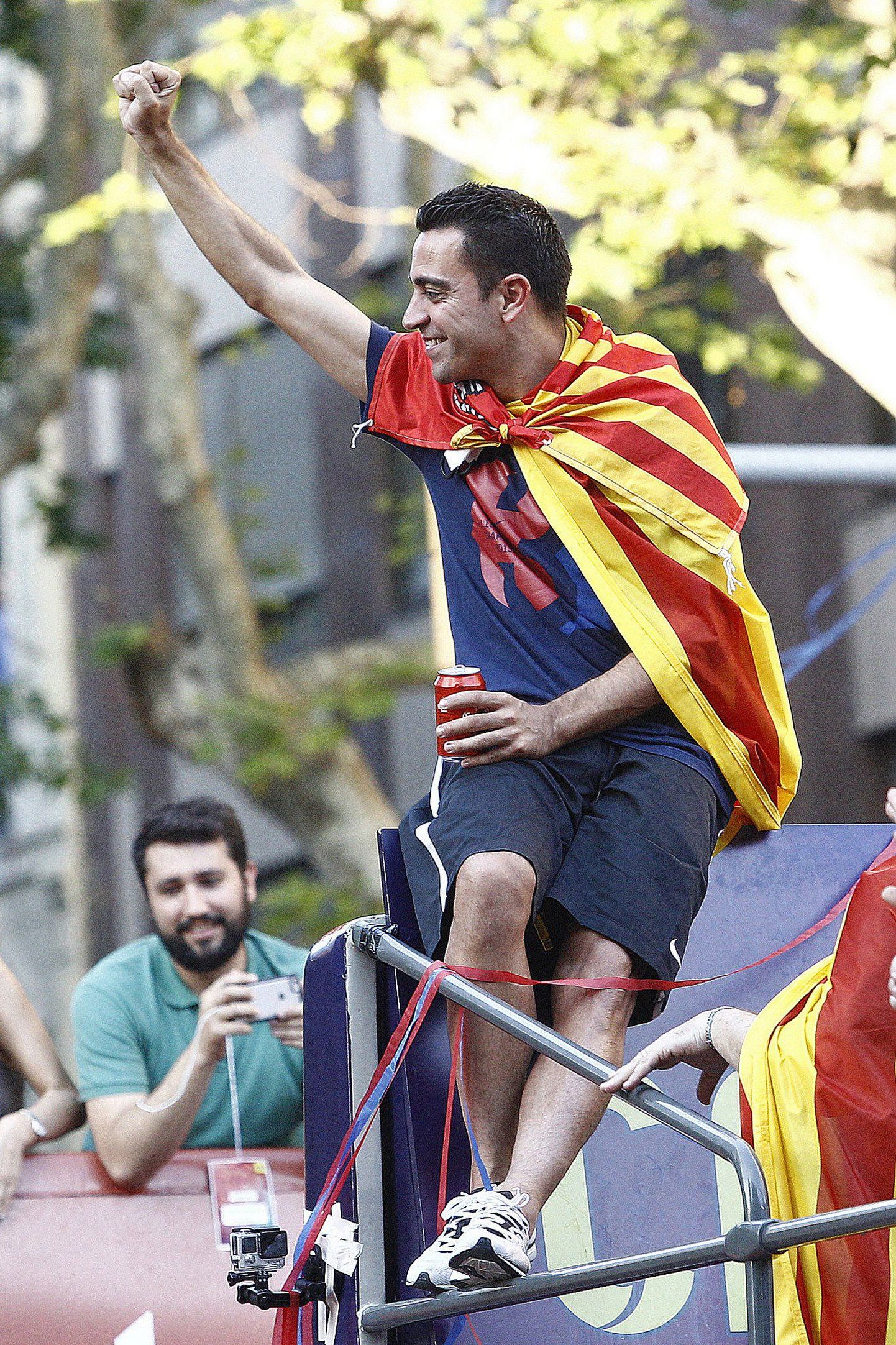 Бывший капитан "Барселоны" приветствует болельщиков во время чемпионского парада.