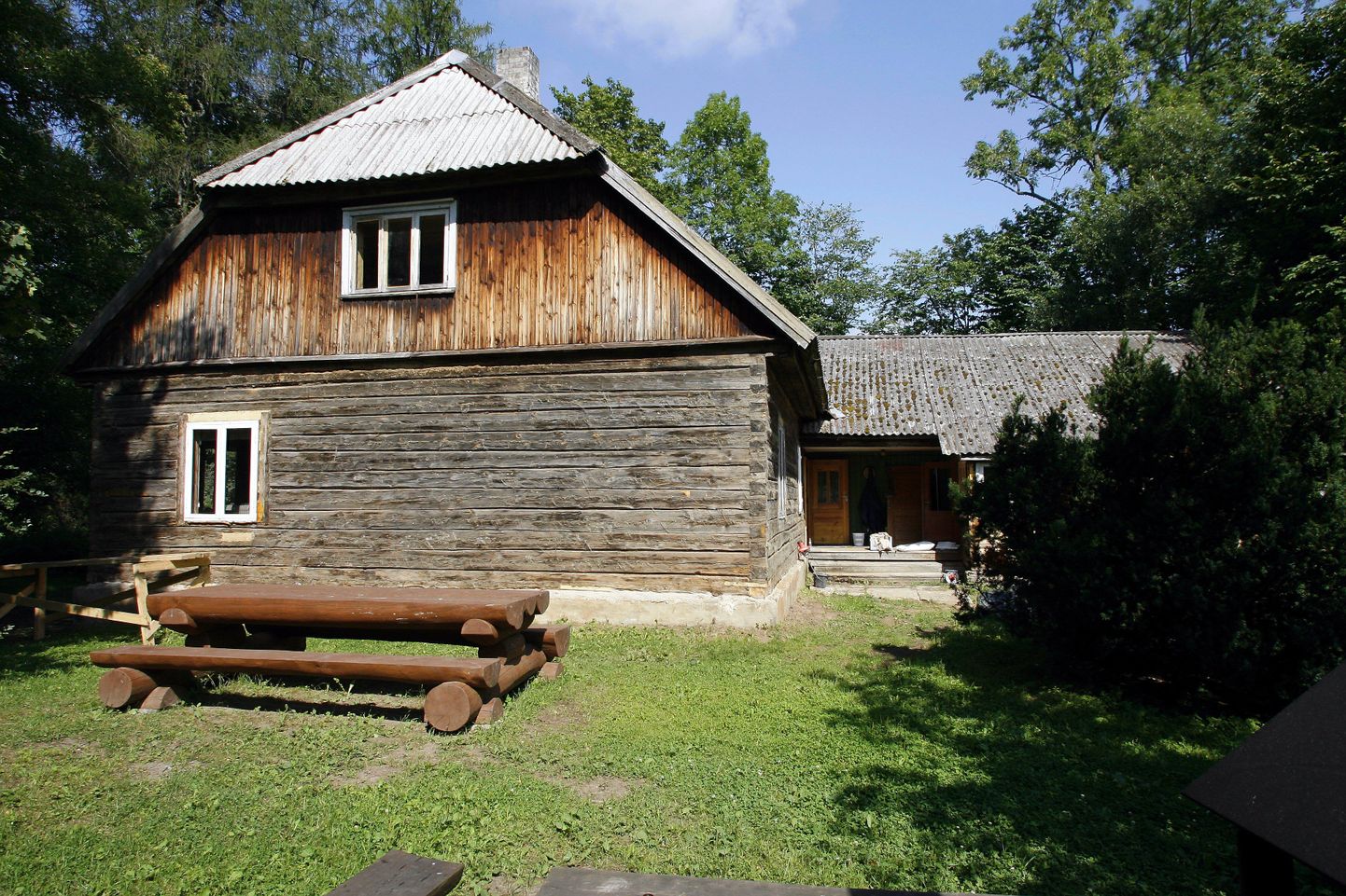 Teiste seas ootab külastajaid Lilli loodusmaja Viljandimaal.