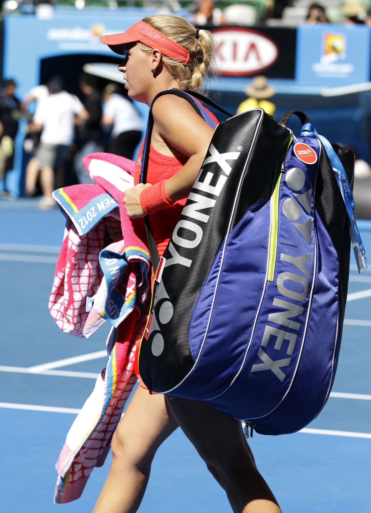 Caroline Wozniacki pidi Austraalia lahtistel reketid pakkima.