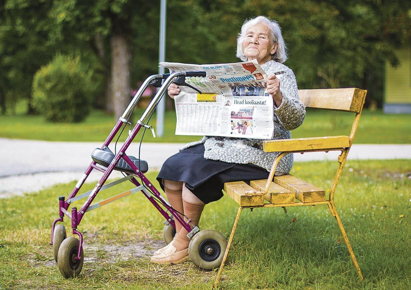 Tammiste hooldekodu elanik Inga-Helena Lepesa loeb iga päev ajalehte, alustades pealkirjadest.
