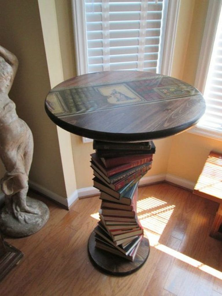 Уникальный столик с ножкой из старых книг.