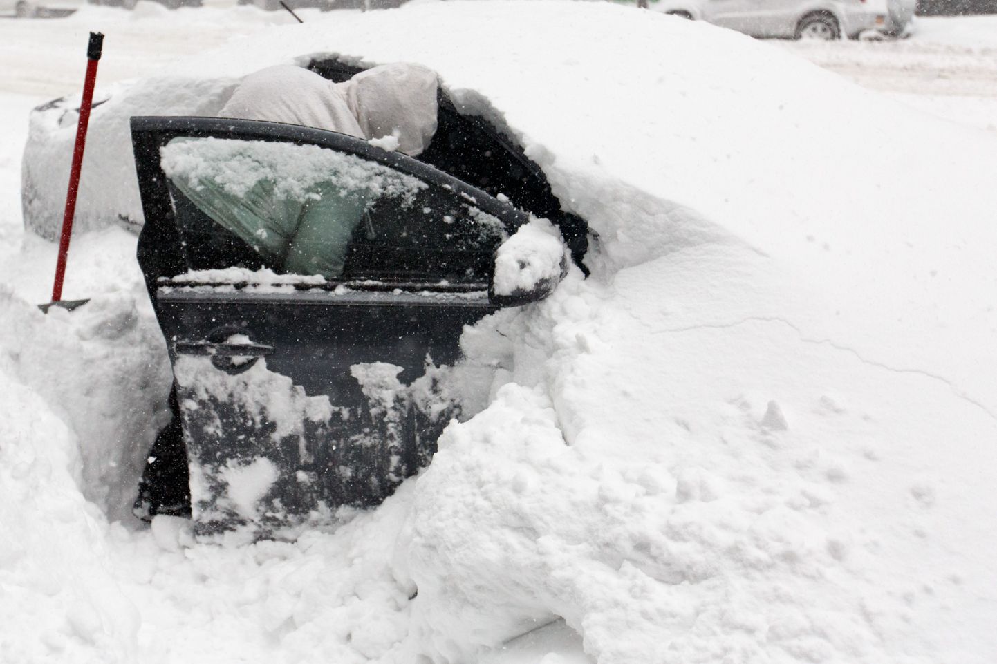 В Нью-Йорке введено чрезвычайное положение из-за снегопада.