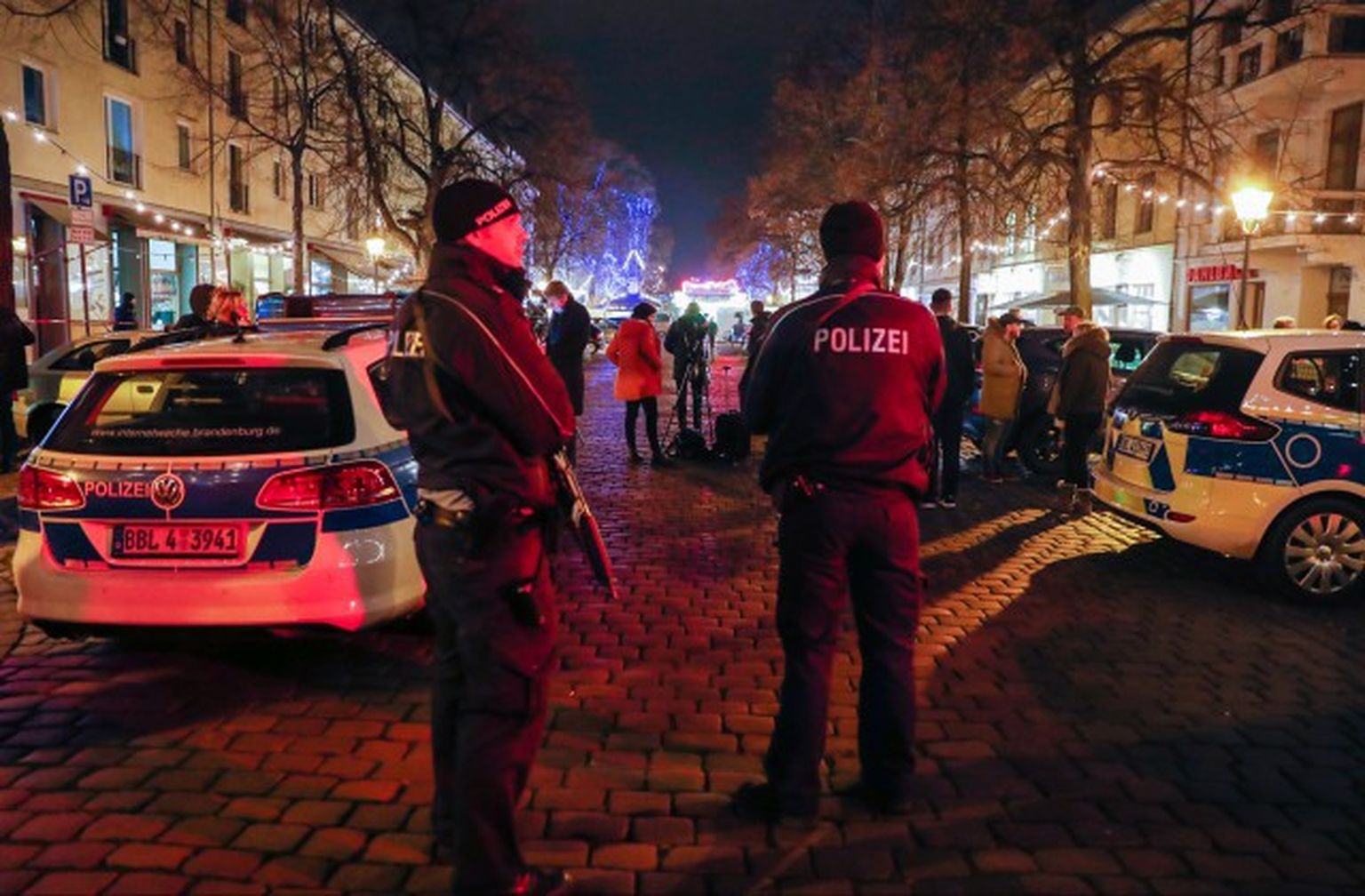 Policisti pie Ziemassvētku tirdziņa Potsdamā
