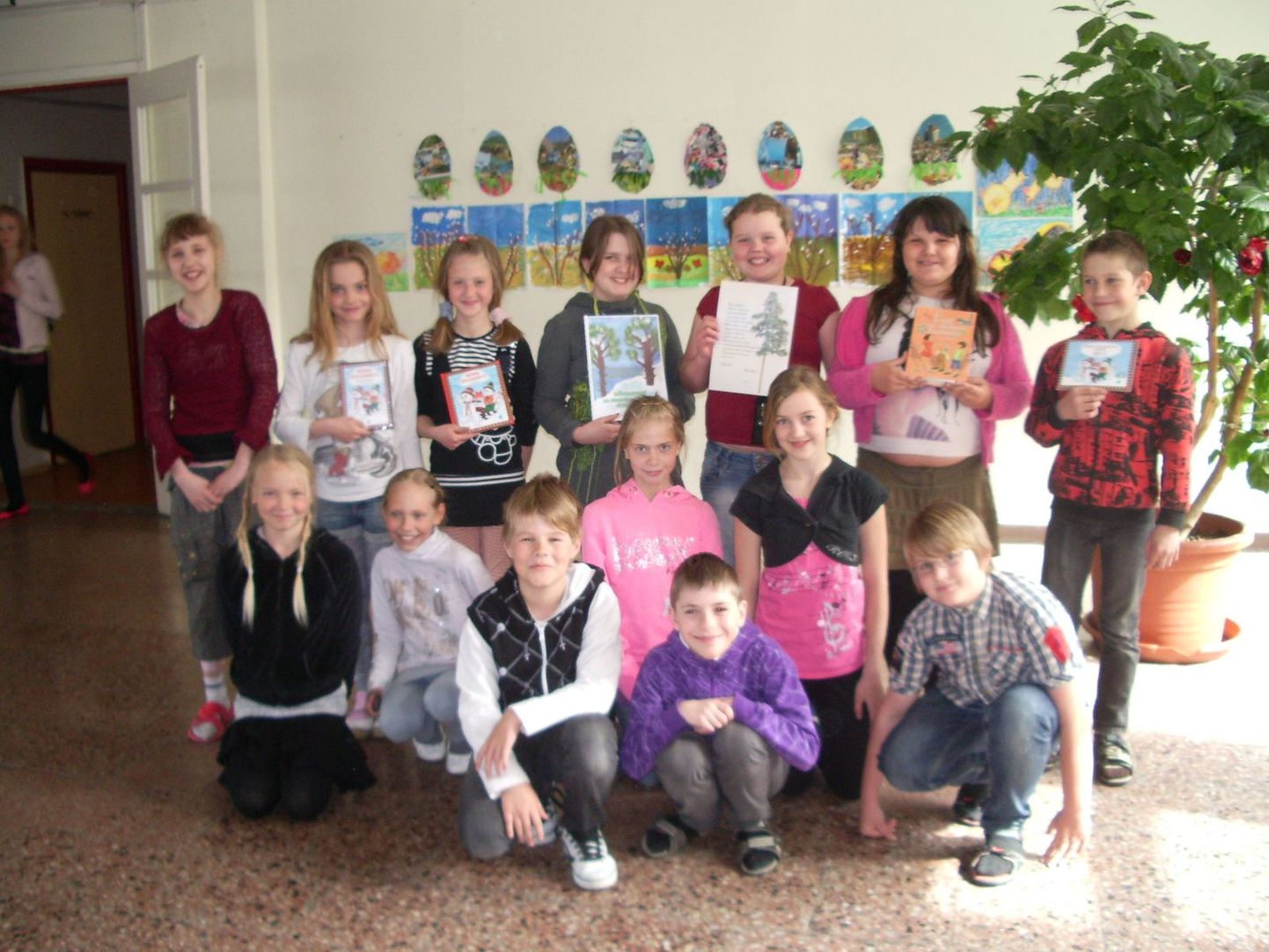 Raeküla kooli lapsed tegid kirjanik Heljo Männile juubelikingituseks raamatu.