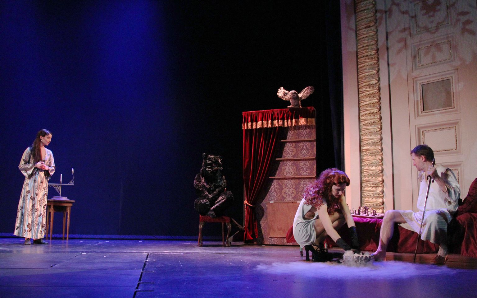 Margarita (Maria Engel, vasakult) kohtub kass Peemoti (Katrin Pärn) ja professor Wolandiga (Jüri Lumiste), kelle reumavalus jalga ravib Hella (Ragne Pekarev).