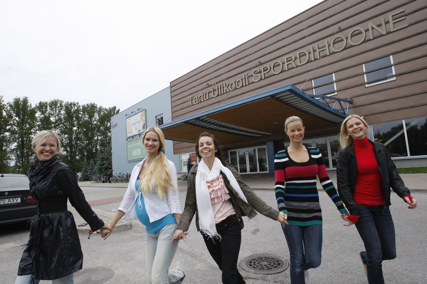 TÜ/Rocki tantsutüdrukute senine koosseis lõpetab (pildil Rocki tantsutüdrukud Grete Reimand (vasakult), Merili Sööt, Elina Lõhmus, Evelin Juhanson ja Kadri Jukk lahkuvad TÜ spordihoonest).