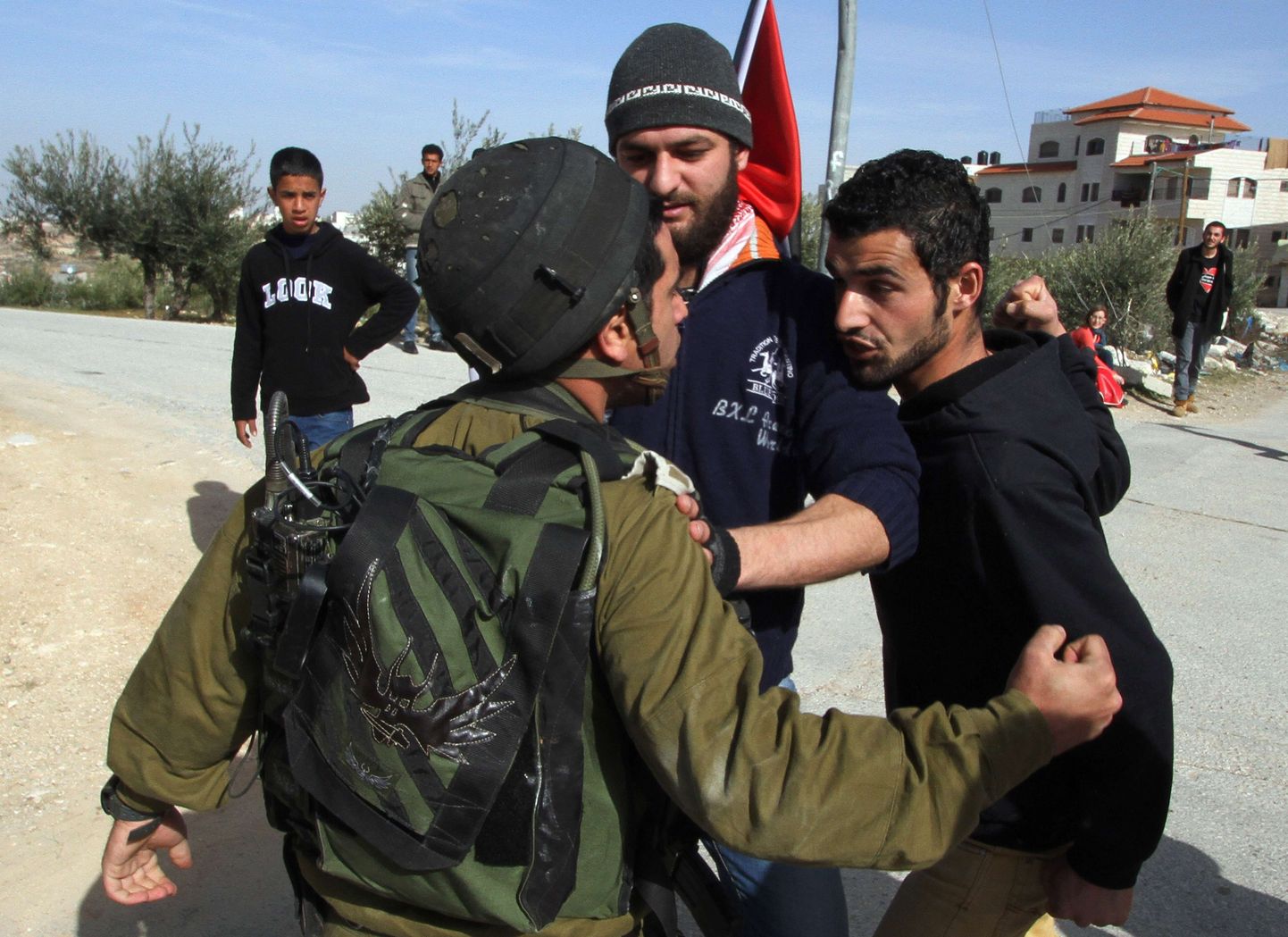 Palestiina protestijad ning Iisraeli sõdur.