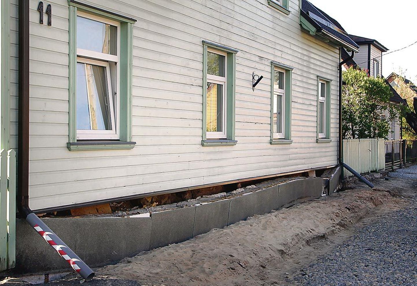 Liiga maja lähedale kaevatud süvend lõhkus Jaani tänaval maja vundamendi.