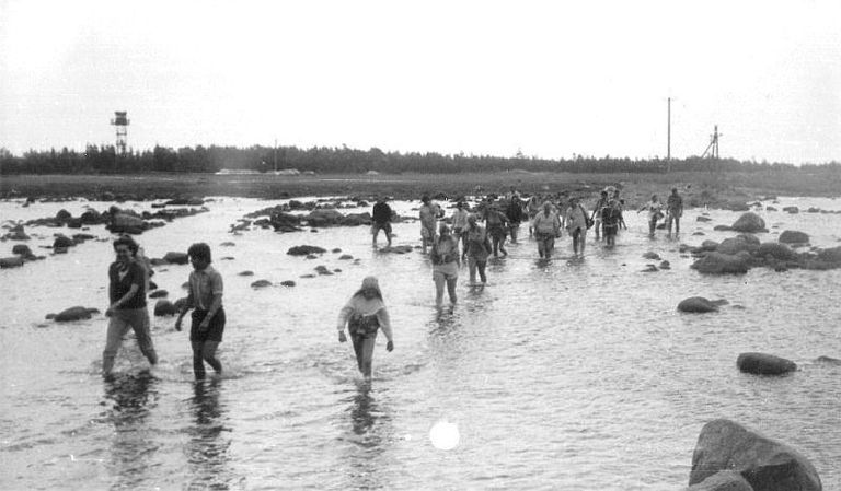 Saarte klubi liikmed kõndimas jala läbi mere Saaremaalt Vilsandile 7. juulil 1988. aastal.