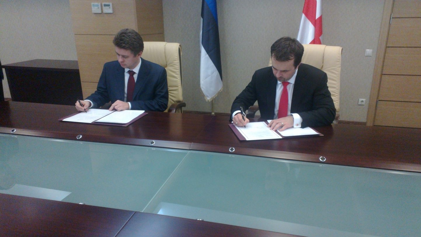 Eesti kaitseminister Urmas Reinsalu ja Gruusia kaitseminister Dimitri Šaškini kahe riigi vahelist kaitsekoostöölepet allkirjastamas.