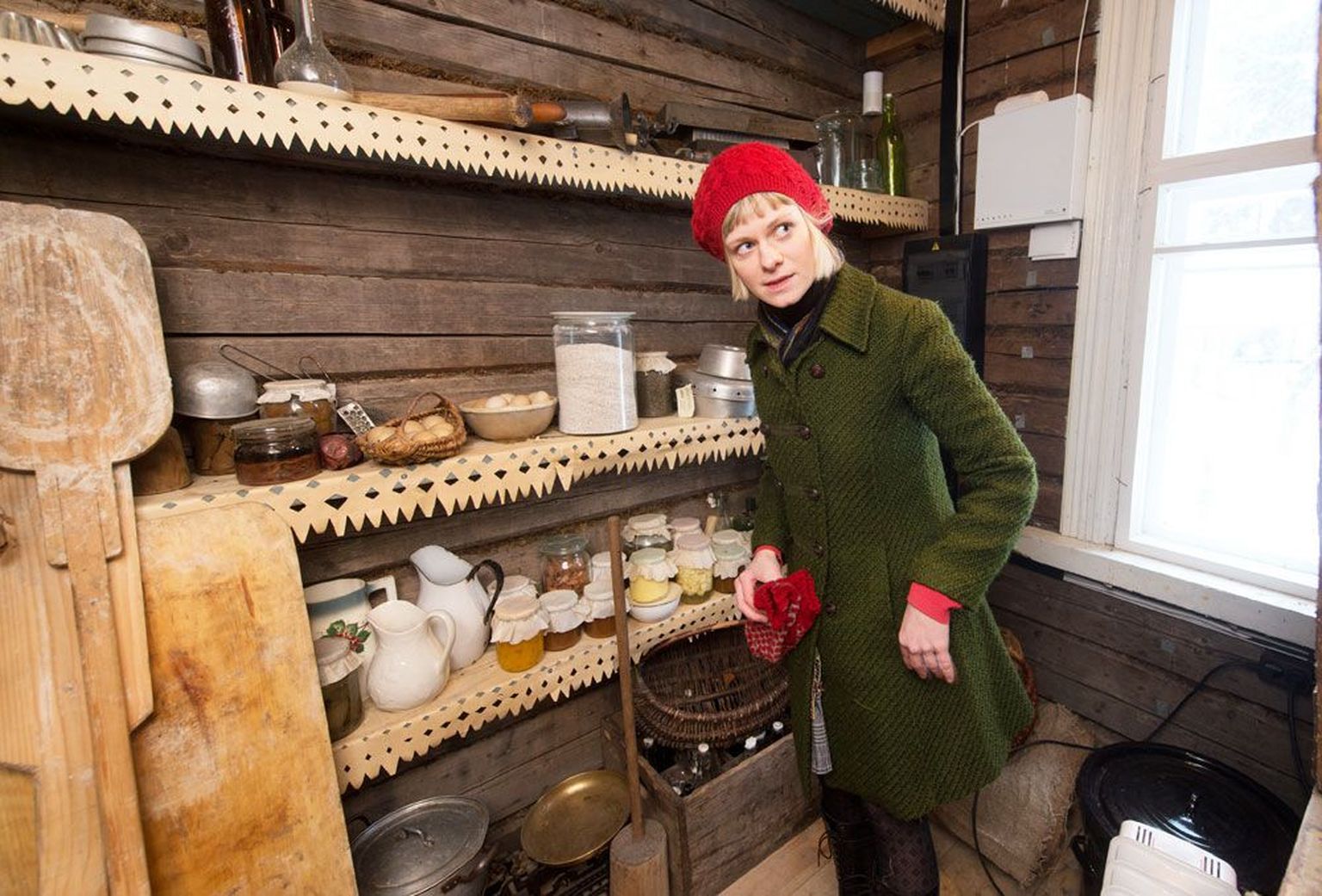 Dagmar Ingi näitab, milline nägi 1930ndatel välja õige eesti perenaise sahver. Ka südatalvel pidi riiulitel seisma üksjagu koduaia saaduste hoidiseid.