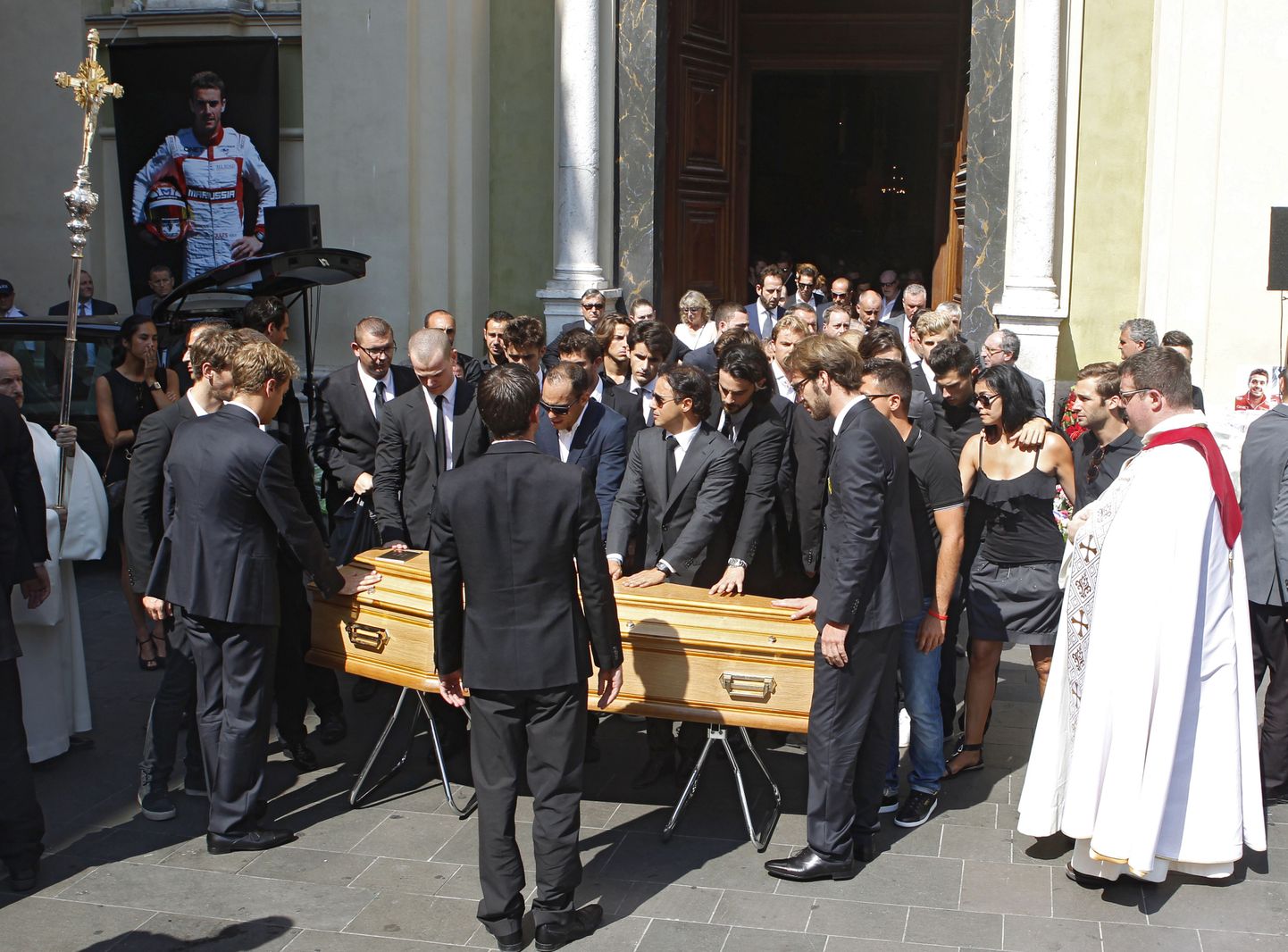 Jules Bianchi perekonna liikmed ja vormel-1 sarja sõitjad matustel.