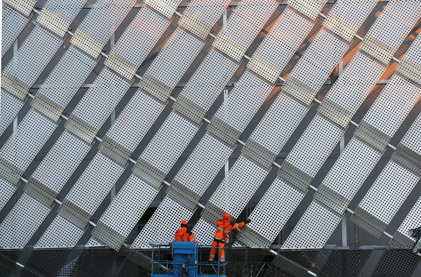 Рабочие работают на новом футбольном стадионе Tele2 Arena в Стокгольме.