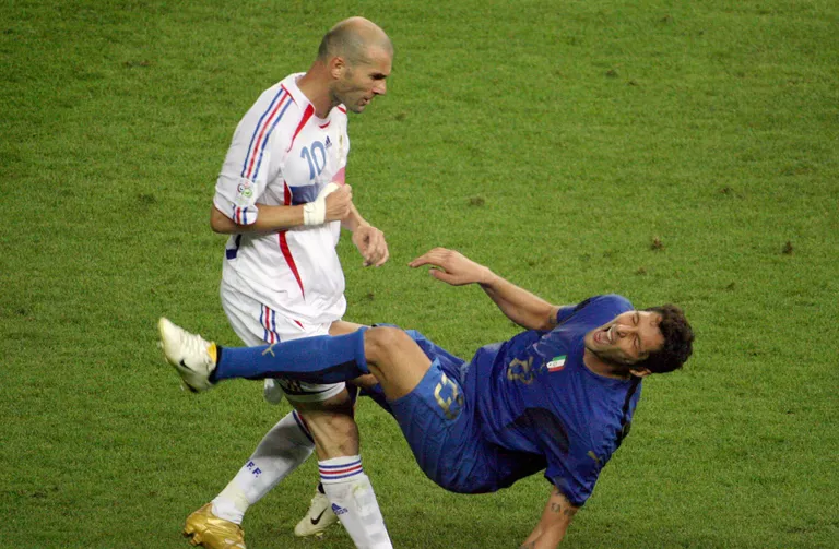 Alžeeria päritolu Prantsusmaa jalgpallilegend Zinedine Zidane (vasakul) 2006. aasta MM-finaalis Marco Materazziga heitlemas.  Foto: