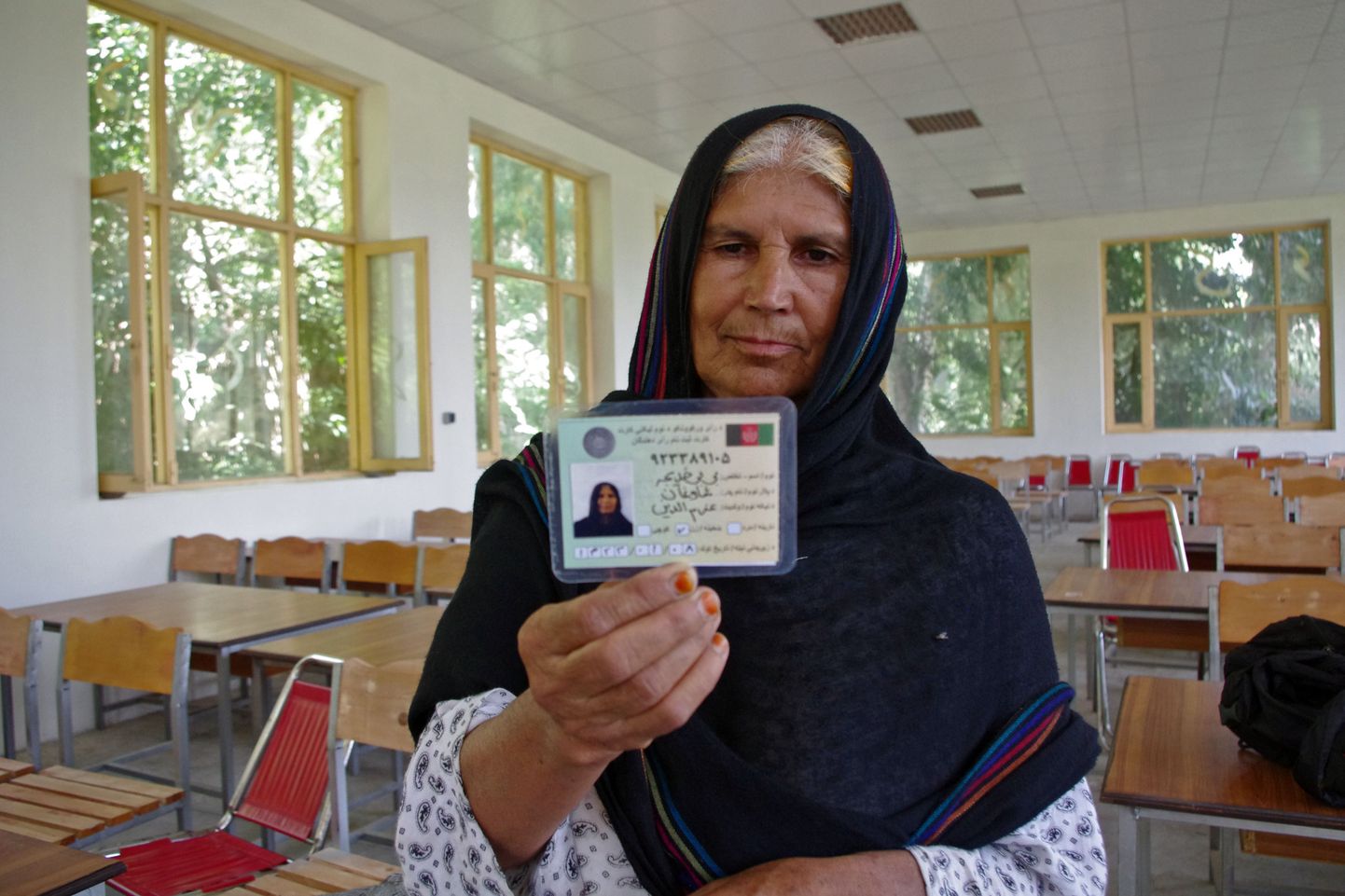 Eakas Afganistani naine näitab valijakaarti Laghmani provintsis Qarghai rajoonis asuvas valijate registreerimise keskuses.