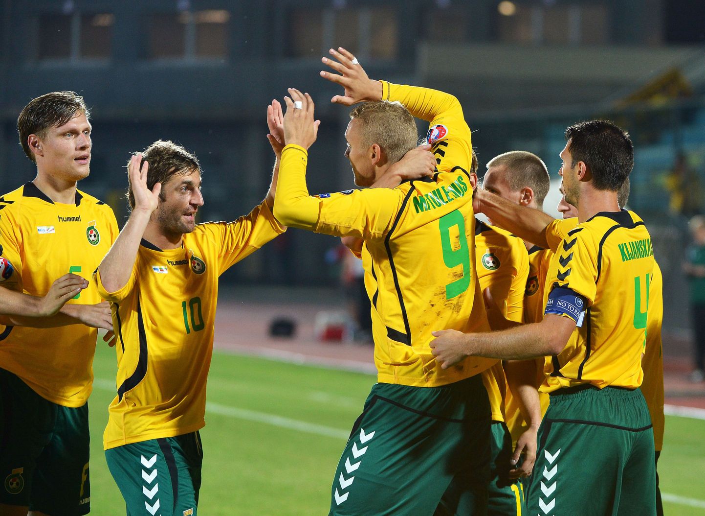 Leedu koondise jalgpallurid tähistavad San Marinole löödud väravat.