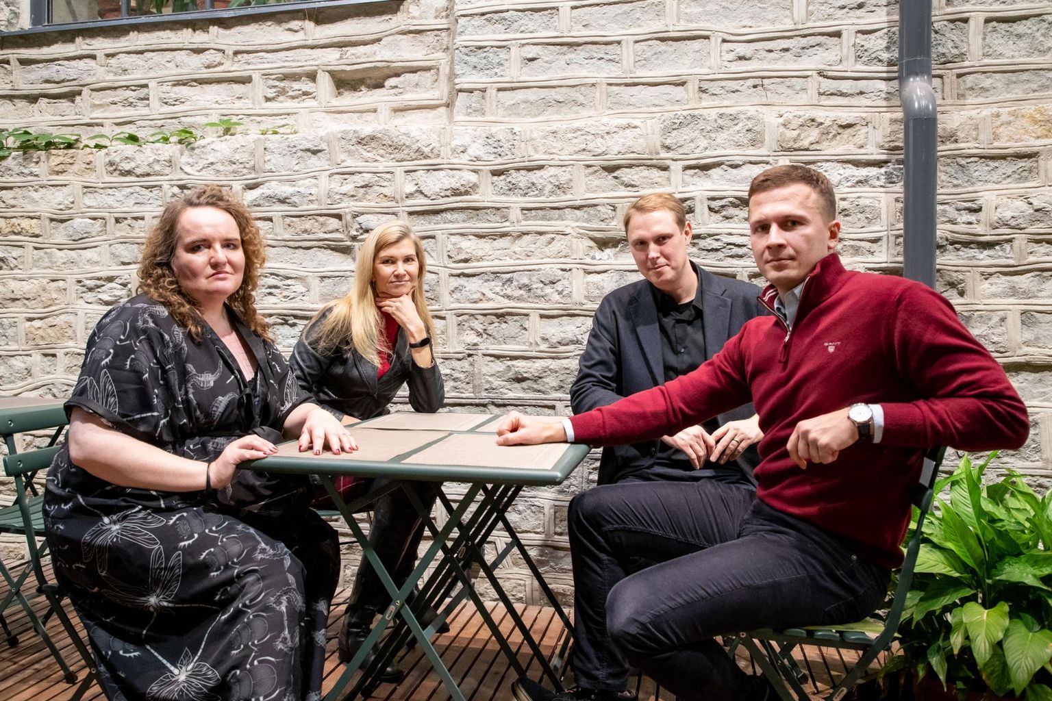 Patsifismidebatist osavõtjad Sandra Jõgeva, Kadri Kõusaar, Raimond Kaljulaid ja Vootele Päi on ühel meelel, et sõda on kole ja mõttetu, kuid eri arvamusele jäädi selles, mida peaks praegu kohe ette võtma.