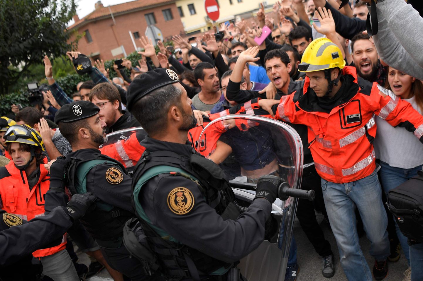 San Julia de Ramisi valimisjaoskonna juures tekkis pühapäeval vastasseis, kus Guardia Civilile astusid vastu tuletõrjujad.