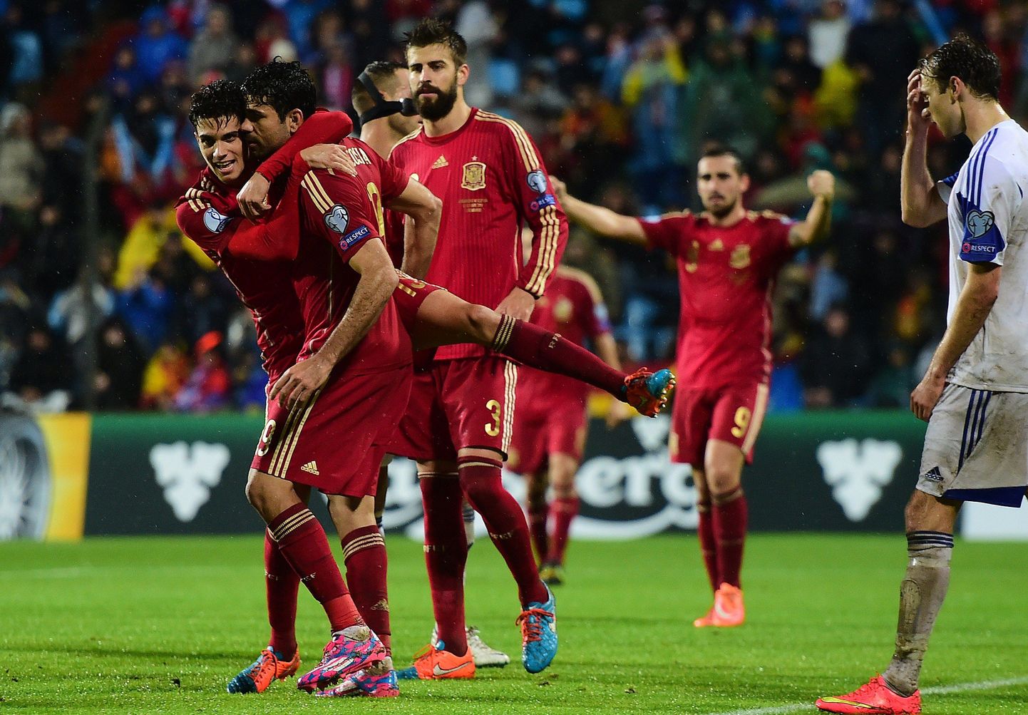 Hispaania mängijad Diego Costat õnnitlemas.