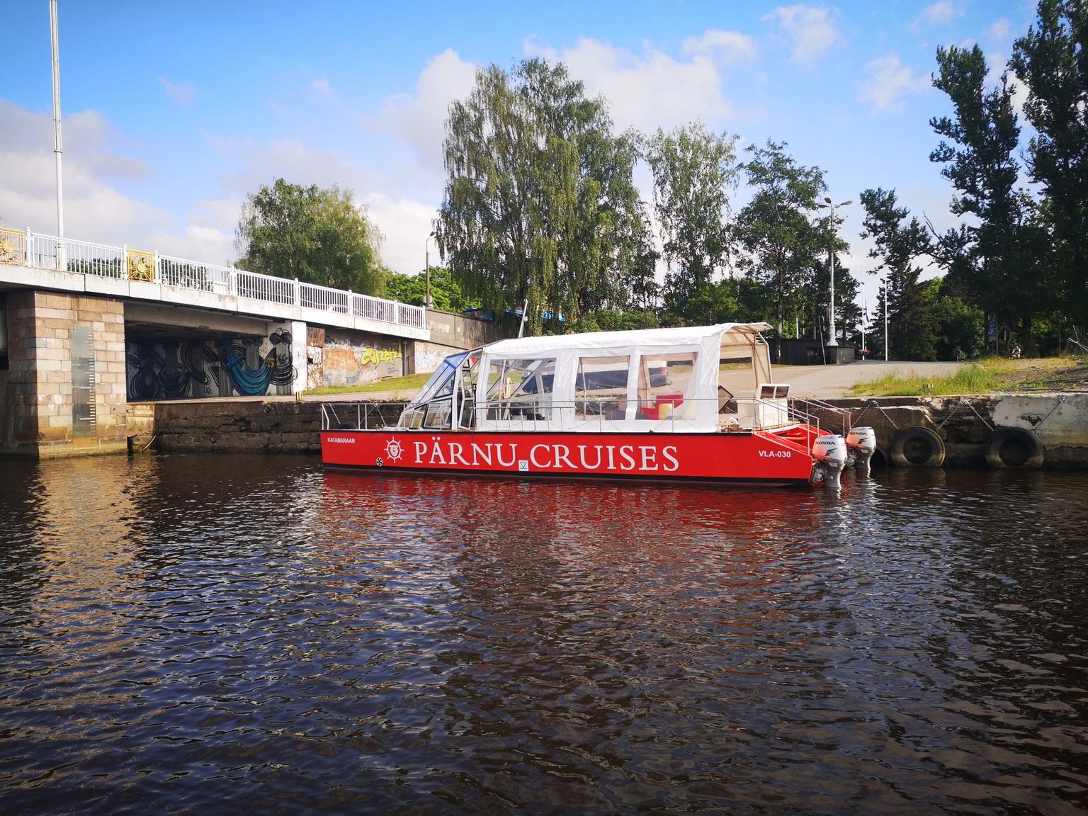 Pärnu Cruises katamaraan võtab pardale kuni 15 reisijat.