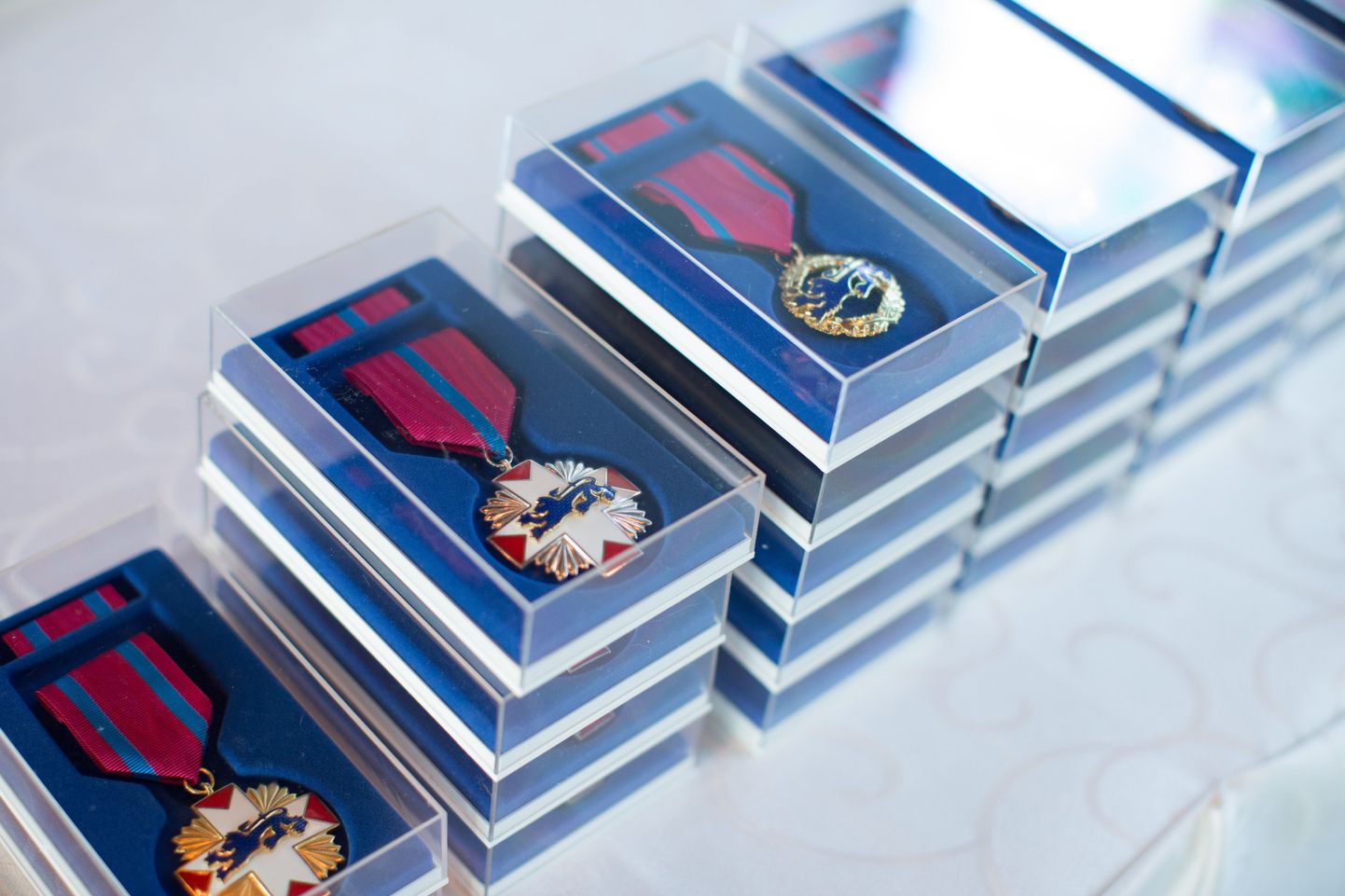 Lillepaviljonis anti üle päästeteenistuse aumärgid, sh elupäästja medalid.