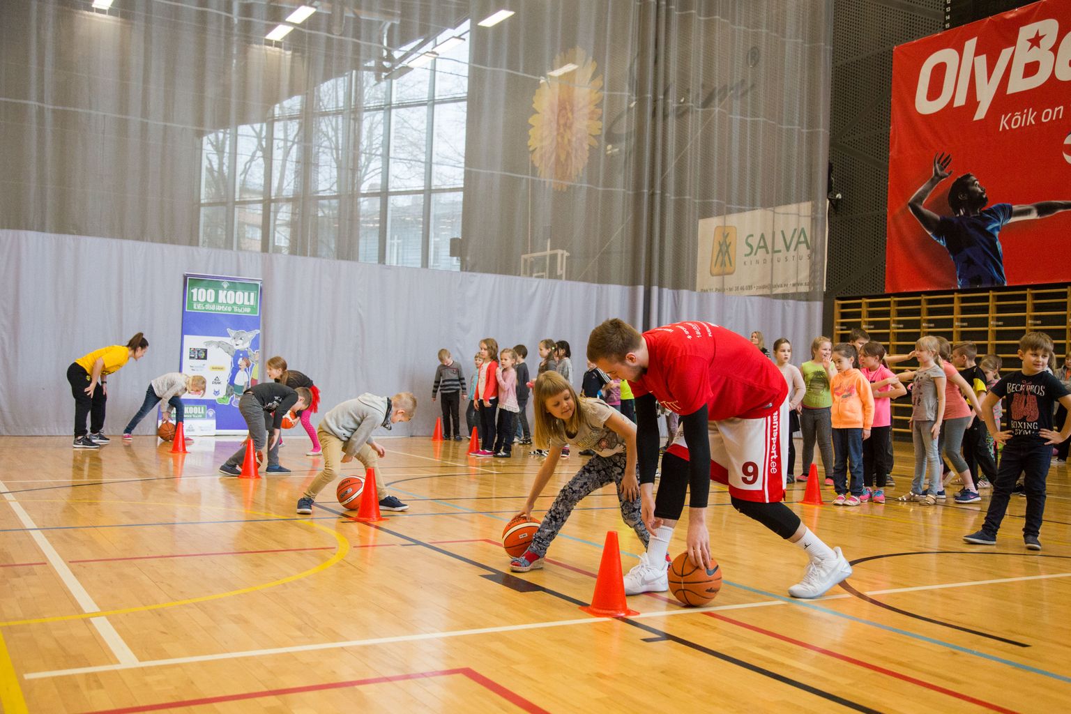 Eesti korvpalliliidu projekt "100 kooli" Paide spordihallis.