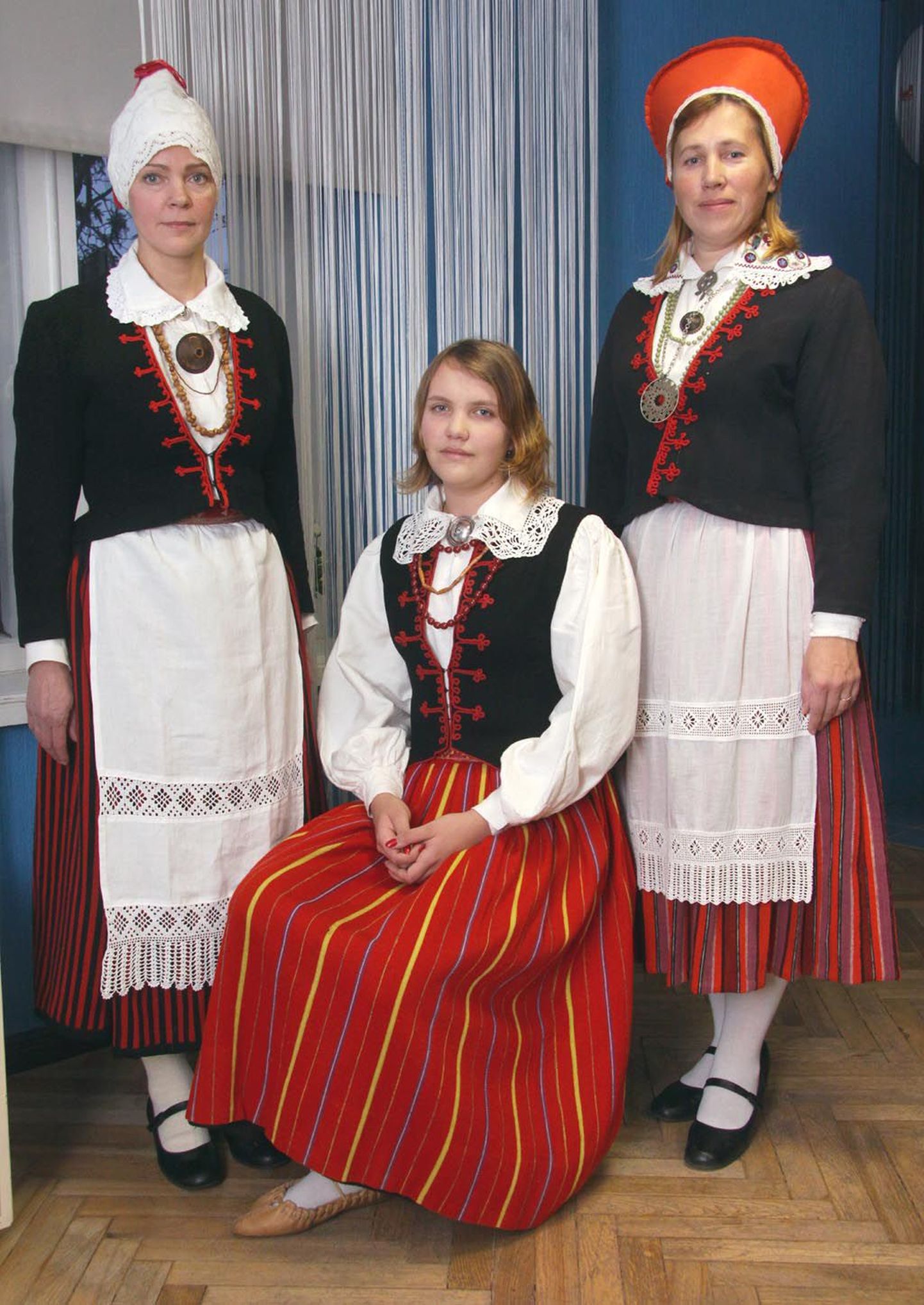 Raamatu Tori kihelkonna rahvarõivaist panevad kokku Tori põhikooli õpetaja Anne Rätsep (paremal) ja Olustveres õppiv Anneli Laur (vasakul). Istub Meeri Rätsep.