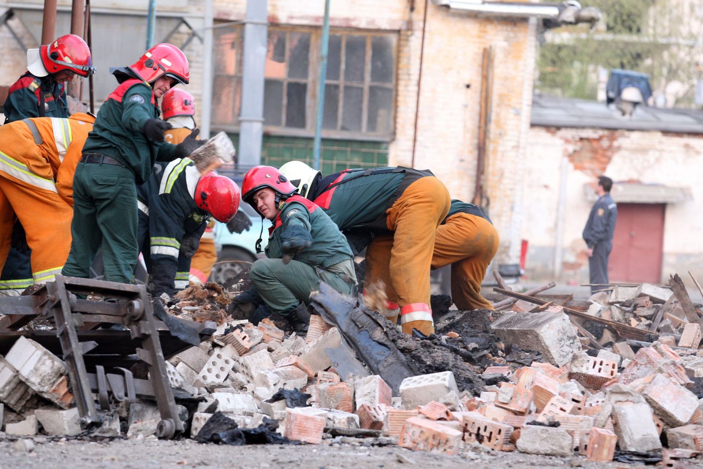 Valgevene päästeametnikud õnnetuspaigal.