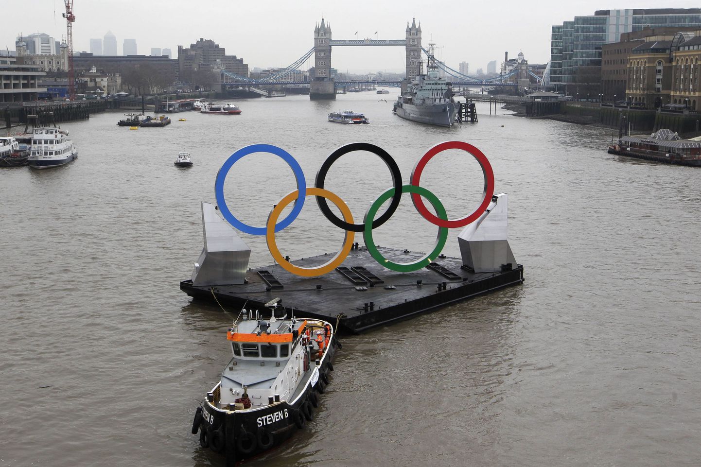 Олимпийские кольца на Темзе.